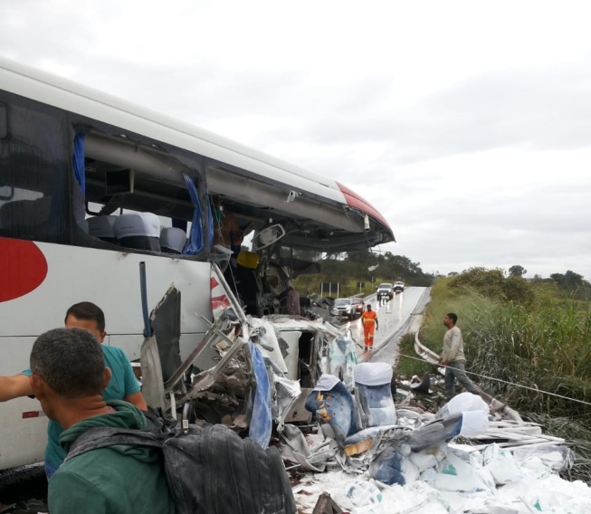 Batida Entre Caminh O E Nibus Deixa Tr S Mortos E Quatro Feridos Em