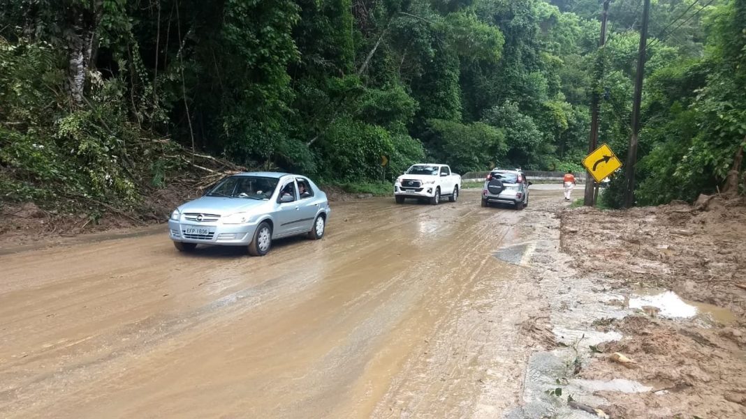 Rio Santos é liberada após ficar 5 horas fechada na região de São