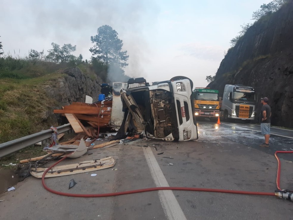 Carreta Tomba Na Br E Mata Quatro Pessoas Em Sc Estradas