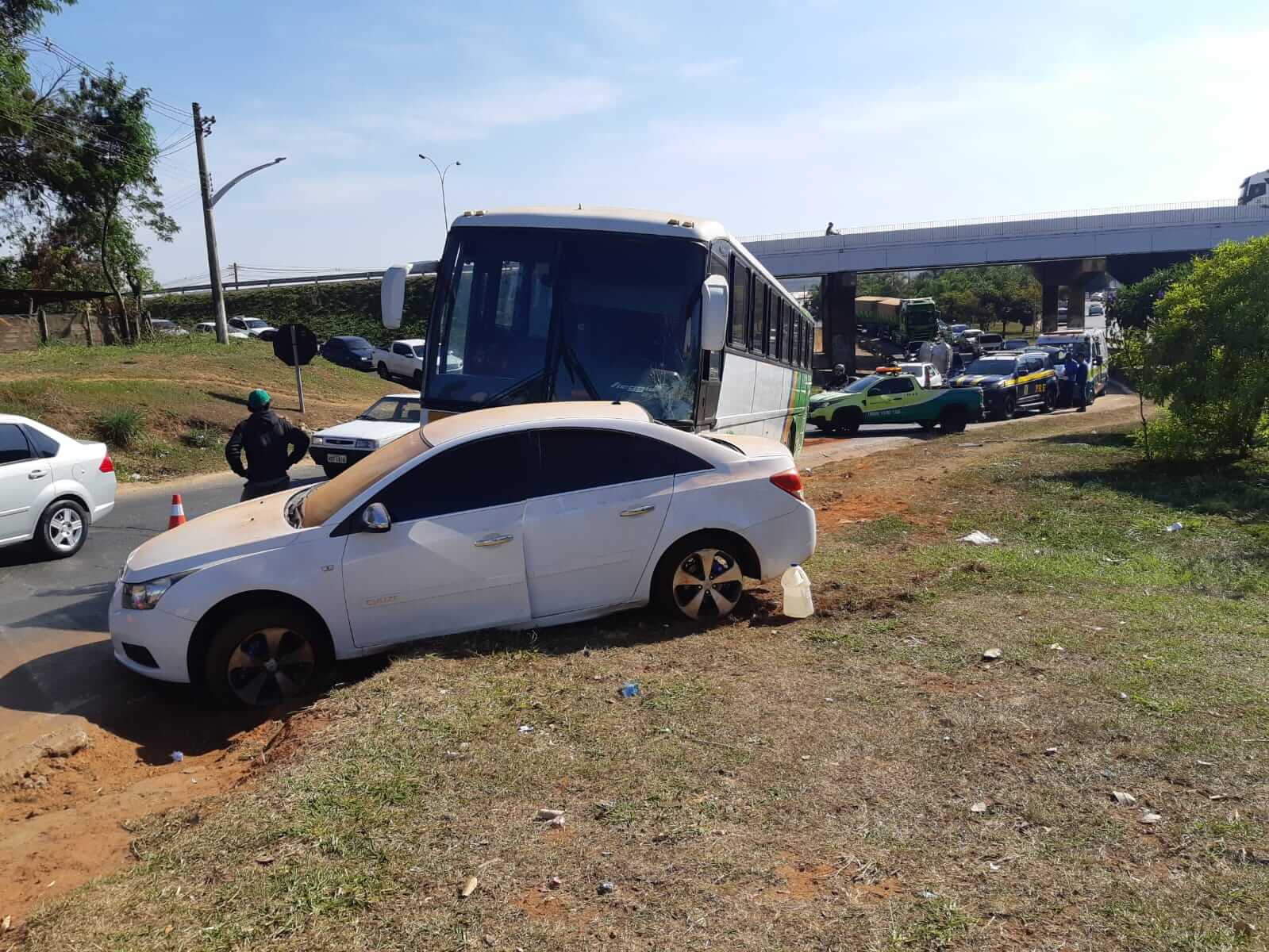 Nibus Irregular Bate Na Br E Deixa Feridos Em Go Condutor