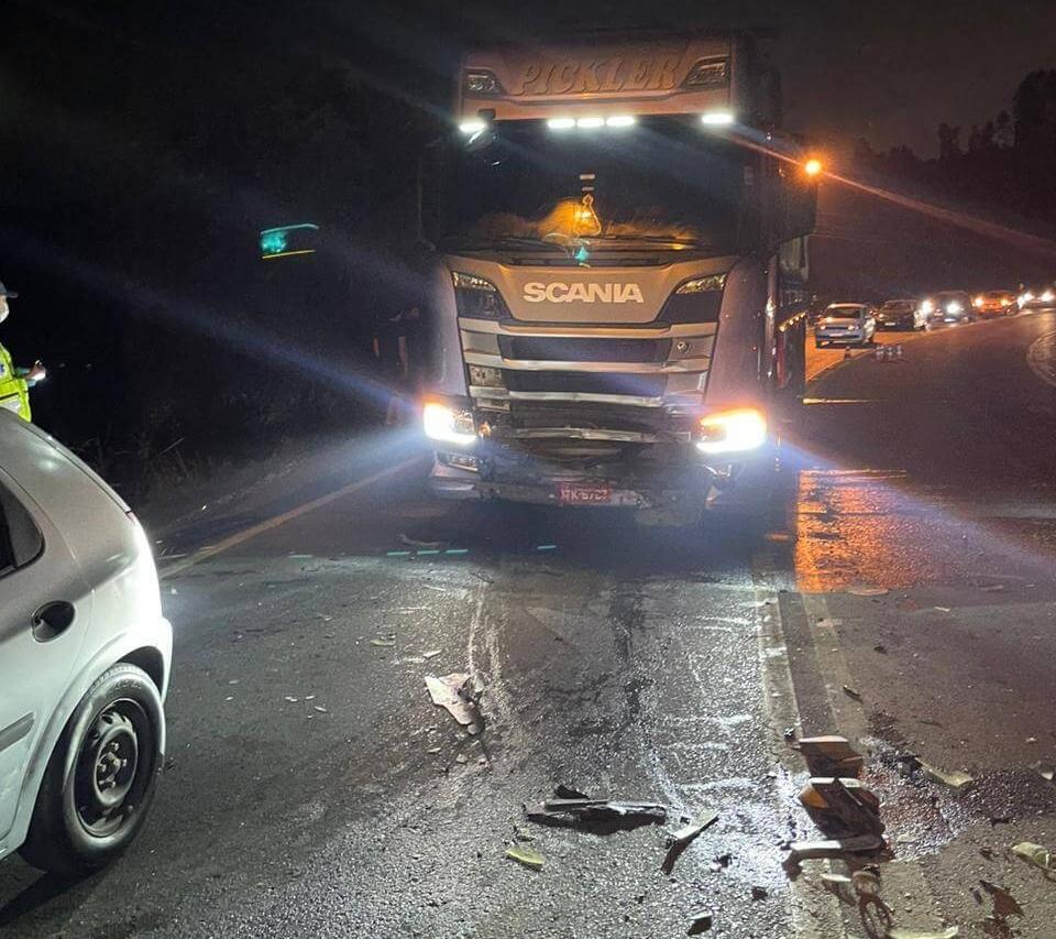 Colisão frontal de carreta carro na SC 350 deixa três pessoas