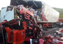 Batida entre carreta e ônibus mata motoristas na BR-267