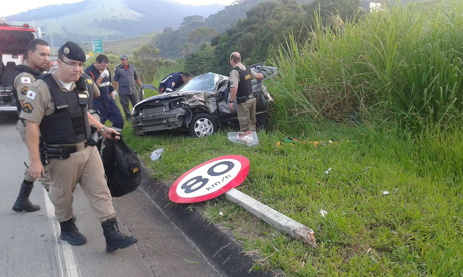 Acidente Entre Carro E Carreta Mobiliza Equipes Na BR-040 Em Barbacena ...