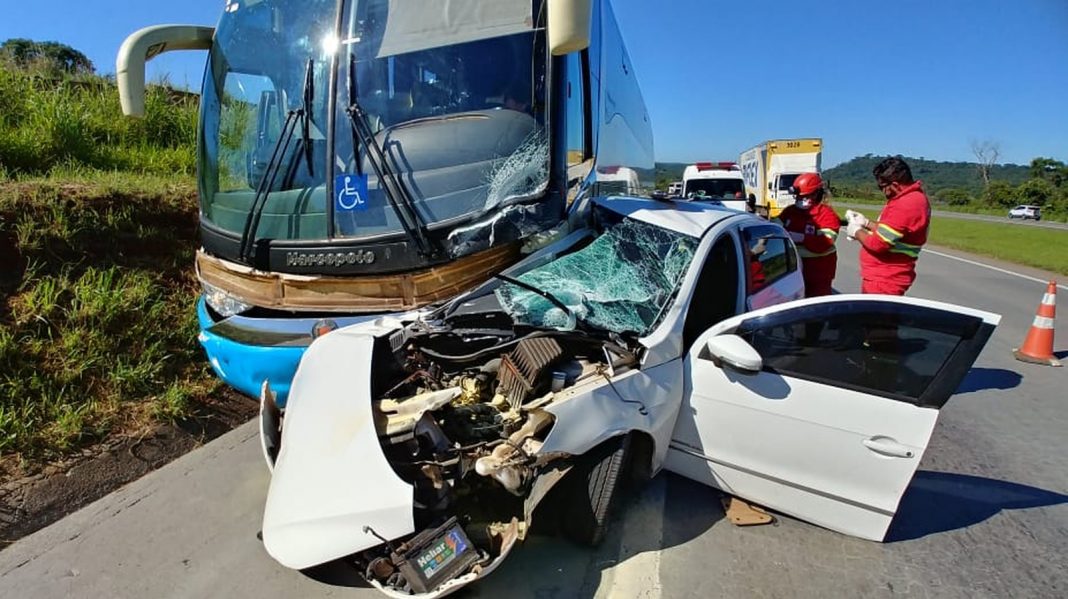 Acidente_Carro_Onibus_2_BR-060_GO