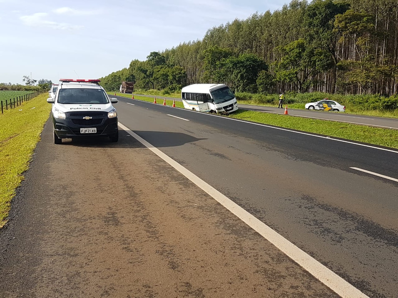 Micro-ônibus que transportava crianças para a escola sai da pista