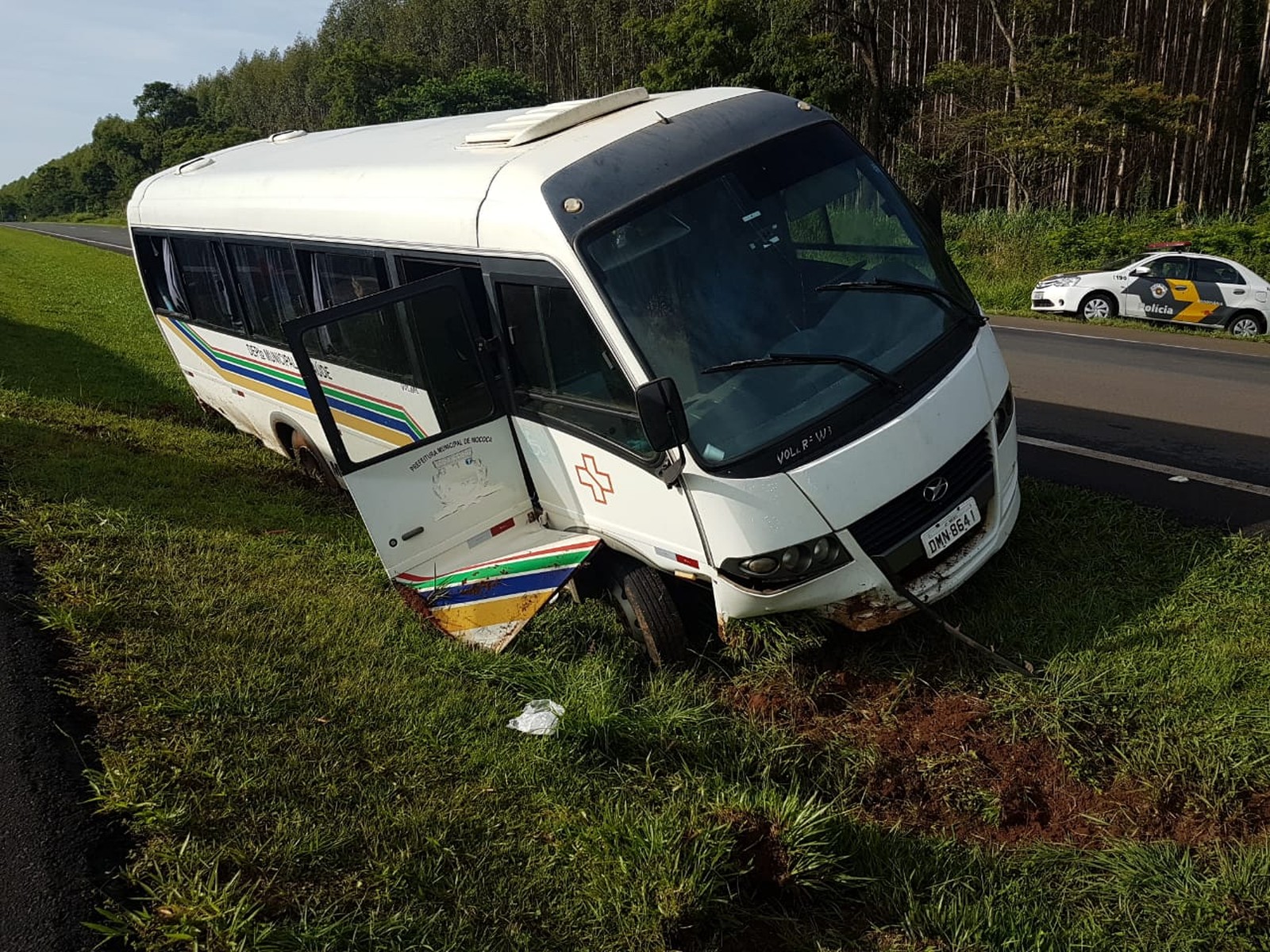 Micro-ônibus que transportava crianças para a escola sai da pista