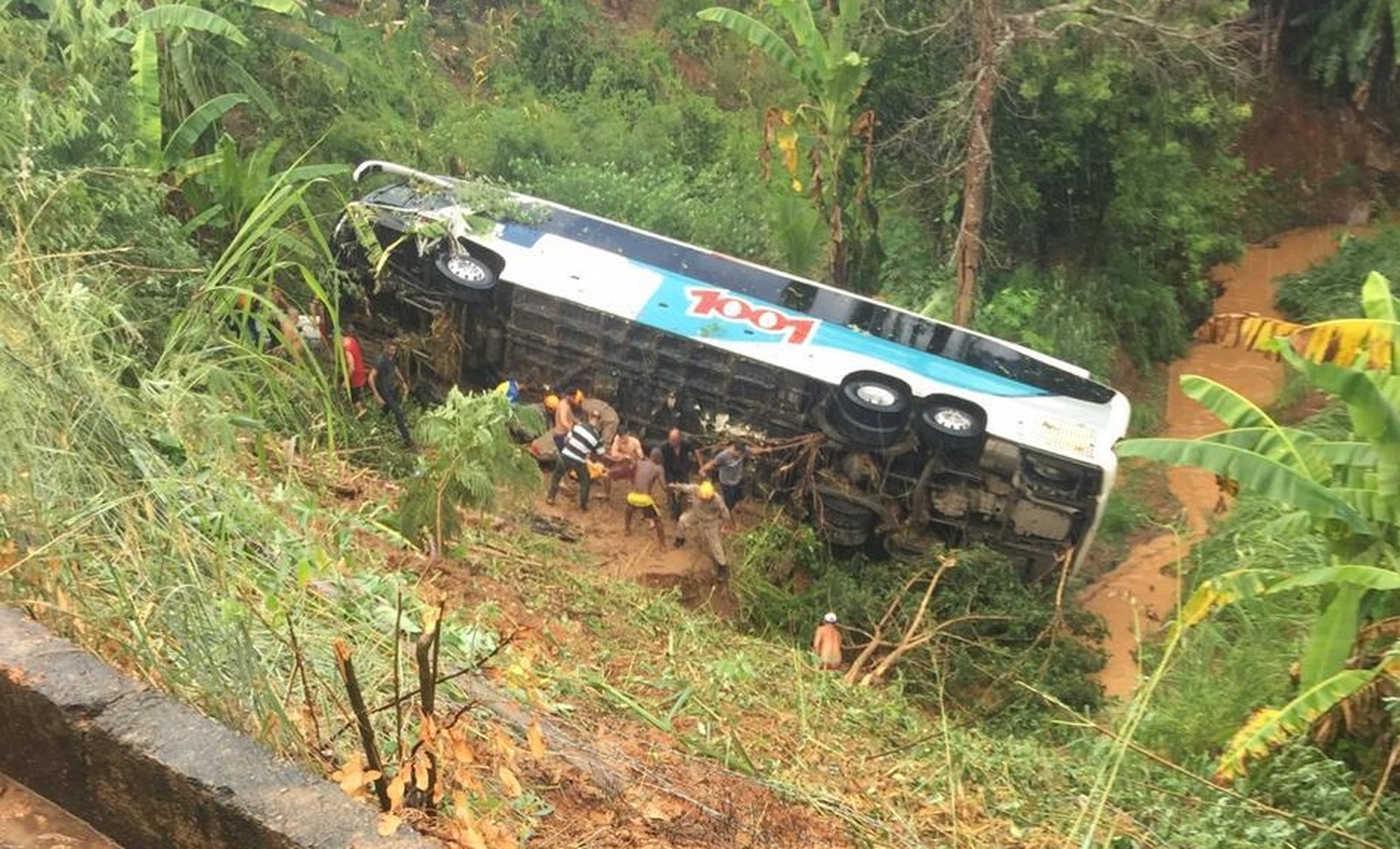 Ônibus com Romeiros tomba na BR 230 na Paraíba; motorista morreu