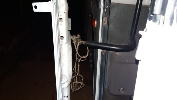 PRF_Onibus_Porta_Amarrada_Corda