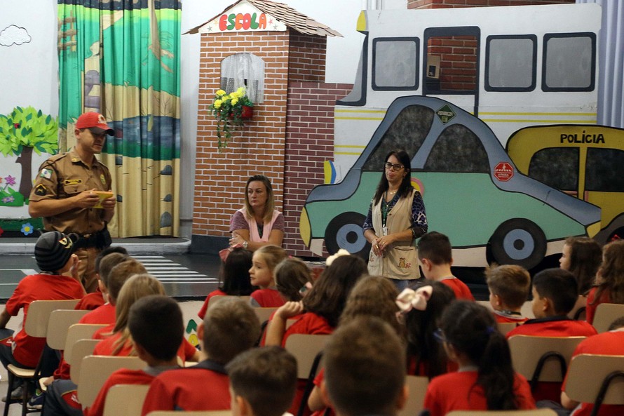 Alunos da Escola Valderleide Brandão aprendem sobre o trânsito de