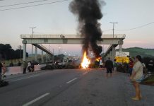 Protesto contra pedágio fechou a BR-101, em Casimiro de Abreu, nesta quarta (22)
