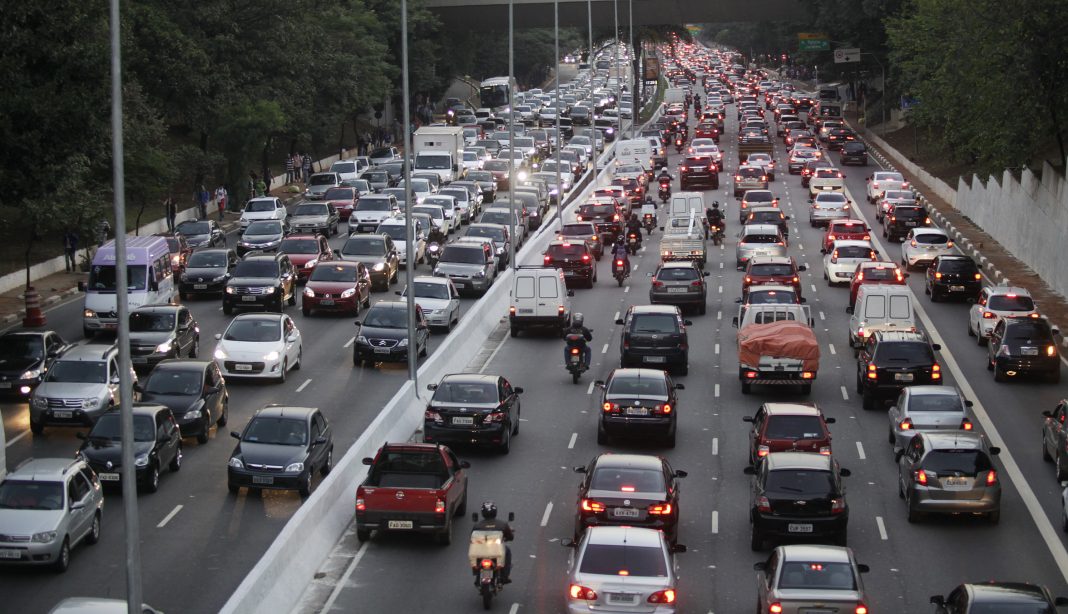 Trânsito na avenida 23 de maio São Paulo.