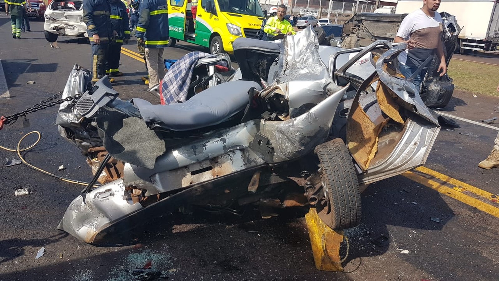 Batida frontal entre carros é registrada na BR-277 em Cascavel