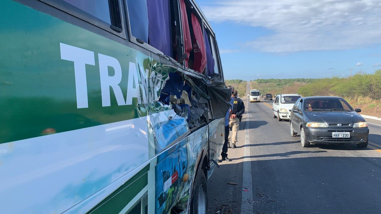 Ônibus com Romeiros tomba na BR 230 na Paraíba; motorista morreu