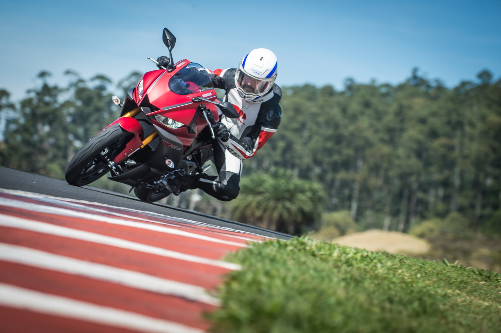 Rodamos com a Yamaha R3 de rua e de pista; veja as diferenças - UOL Carros