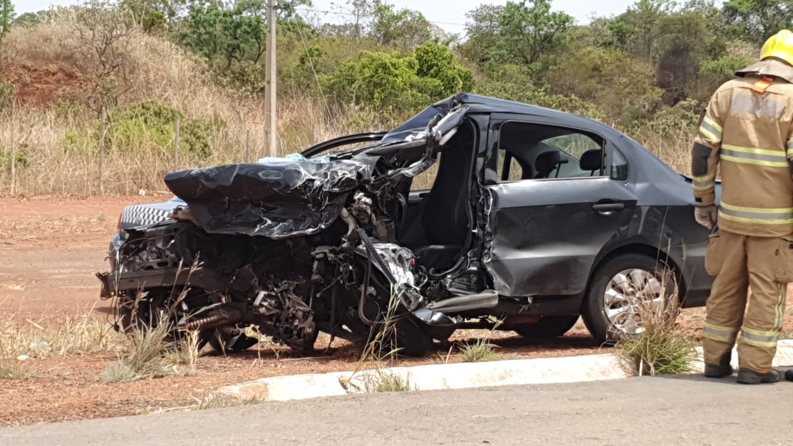 Veículo cai de viaduto na BR 251 e motorista tem ferimentos leves