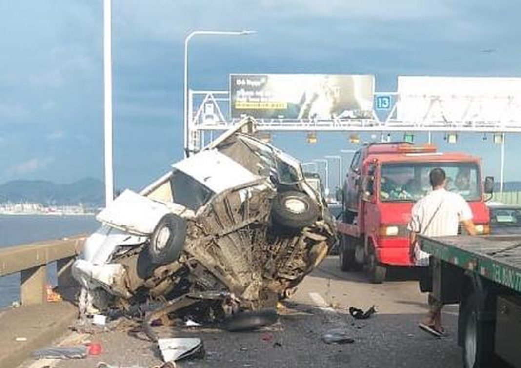 Acidente na Ponte RioNiterói entre caminhão e kombi deixa um morto Estradas