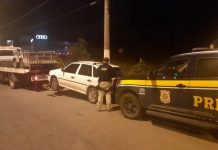 PRF apreende carro na BR-040, em Simão Pereira (MG), com 93 multas