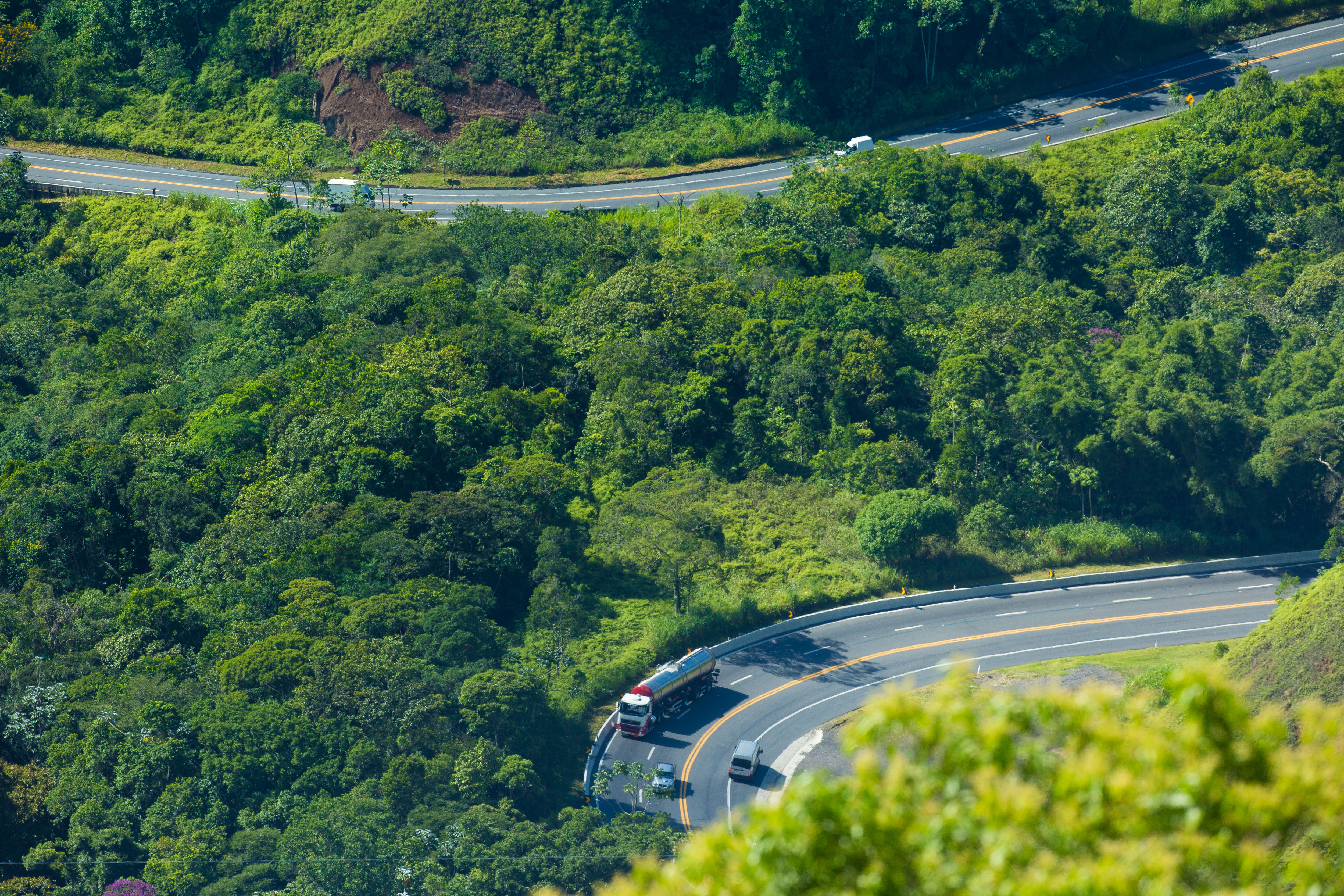 Rodovia_Tamoios_Serra.jpg