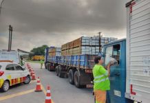 Caminhoneiros recebem kit de higiene nas rodovias do Grupo CCR