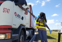 Concessionária distribui refeições na Dutra em comemoração ao Dia do Caminhoneiro