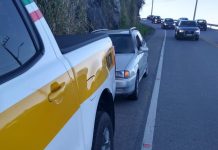 Motorista sem CNH para carro sem combustível no acostamento da SC-406