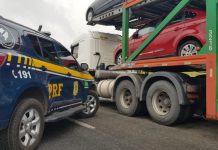 Caminhoneiro é flagrado transportando carro roubado na cegonha