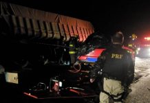 Três pessoas morrem em acidente que envolveu 2 carretas e 1 carro na BR-158