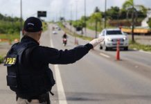 PRF do SE flagra motociclista inabilitada na BR-235, em Itabaiana