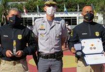Comandantes da PRF em São Paulo recebem homenagem da PMESP