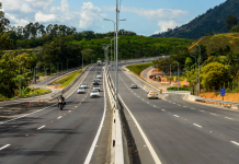 Acidente com micro-ônibus e carreta na BR-101 deixa feridos