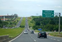 Acidente entre carro e duas motos mata mulher na SP-340, em Campinas