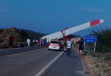 Pá eólica em carreta esmaga carro na BR-020 e mata duas pessoas no Ceará