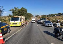 Capotamento deixa um morto e quatro feridos na BR-040, em Minas