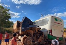 Acidente com ônibus e Bitrem deixa três mortos na BR-158, no Pará