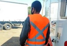 Caminhantes e ciclistas ganham coletes refletivos de concessionária