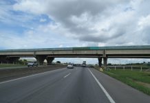 Concessionária recupera pavimento da Via Dutra (BR-116), no Vale do Paraíba