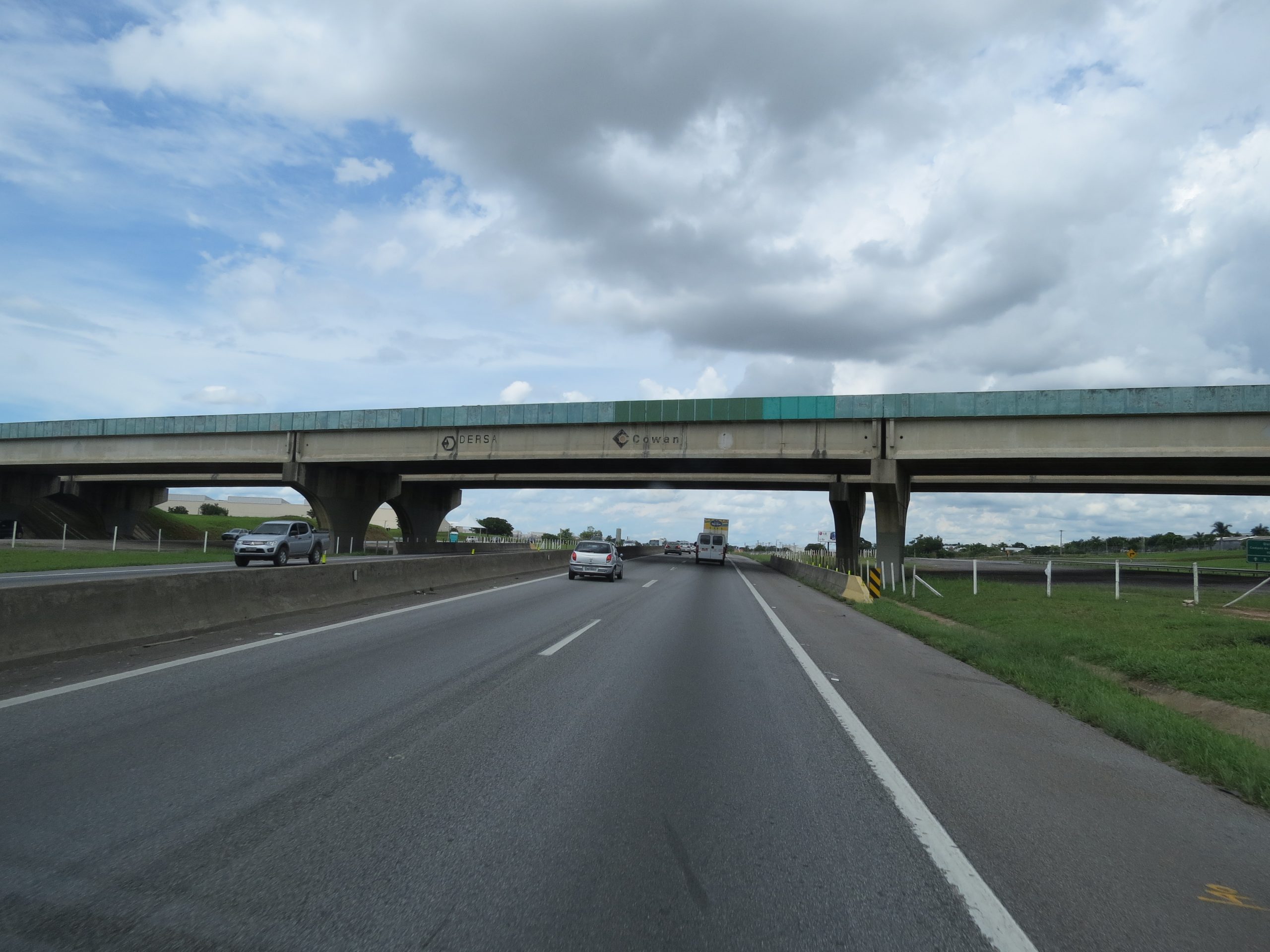 Rodovia_Via_Dutra_BR_116_Entronc_Acesso_Carvalho_Pinto_Der_4jan15_IMG_9474