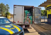 Caminhoneiro foge da PRF na BR-365; carga de cigarros foi apreendida