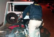 PRF flagra moto clonada sendo transportada em guincho na BR-101 em SC