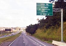 Pedestres e ciclistas são alvos de ação educativa na BR-381, em Atibaia (SP)