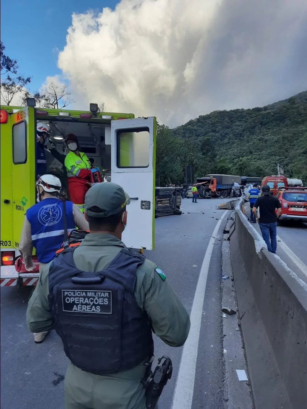 Motorista perde controle do carro e cai sobre outro na BR-277, uma pessoa  morreu