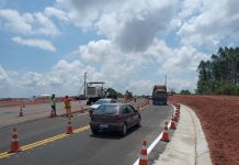 Tráfego tem desvio para construção de pedágio na SP-425, em Martinópolis