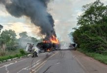 BR-153 é liberada após acidente entre carretas que pegaram fogo