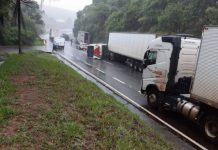 Acidente na Fernão Dias entre ônibus e carreta deixa seis feridos