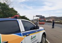 Motoristas e passageiros de ônibus recebem dicas sobre cinto de segurança, na Via Dutra