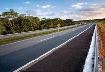 Mulher morre em acidente com moto e carro na BR-060, em Brasília (DF)