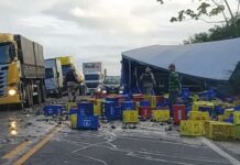 Acidente entre caminhão-baú e carreta mata duas pessoas na BR-101, na BA