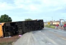Quatro morrem e 21 ficam feridos em acidente com ônibus na BR-135, na BA
