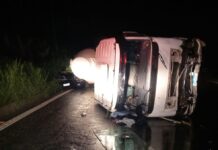 Colisão entre carro e carreta irregular mata quatro na BR-265, em MG