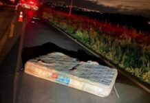 Motociclista morre após colidir contra colchão em estrada paulista